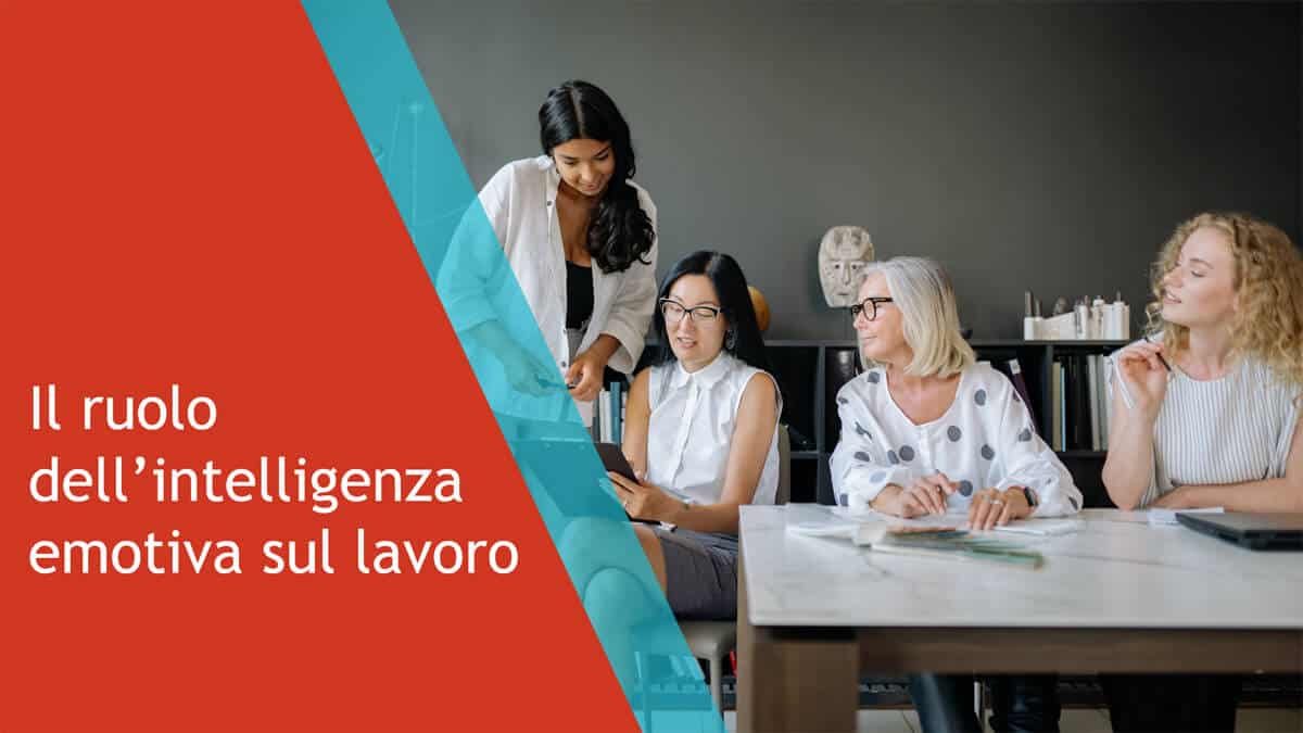 Slide dei materiali didattici di formazione: il ruolo dell’intelligenza emotiva sul lavoro, con immagine di un team al lavoro in ufficio.